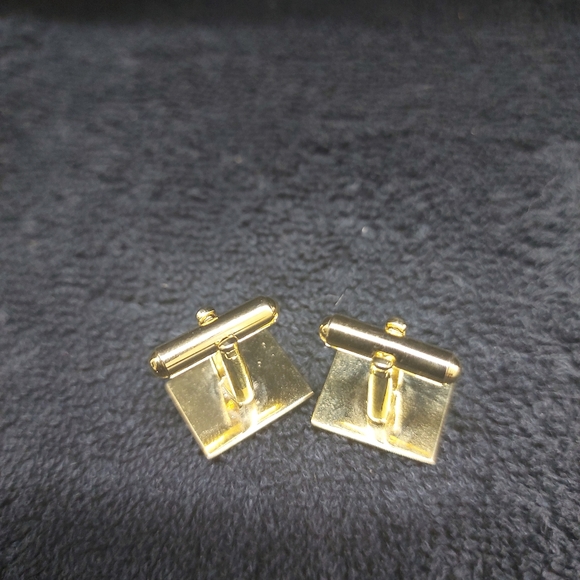 A Set of Gold Colored UN-Monogramed Stylish Cuff Links - Picture 2 of 8